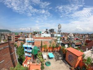 uma vista para uma cidade a partir do telhado de um edifício em Shekhar's Shared Home em Bhaktapur