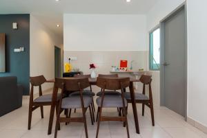 a dining room with a table and chairs at Ipoh Town P Kepayang in Ipoh