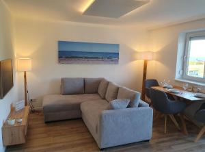 a living room with a couch and a table at Strandapartment-Kalifornien in Kalifornien