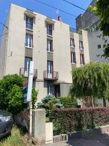 - un grand bâtiment avec des balcons sur le côté dans l'établissement Le Gamay - Charmant T2 avec parking et Terrasse, à Châtel-Guyon