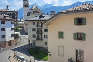 vistas a una ciudad con edificios y una torre del reloj en Nonna Clara, monolocale, en Pieve di Cadore