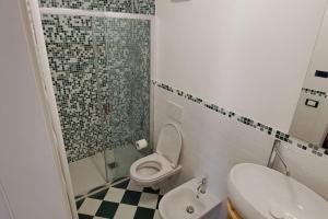 uma casa de banho com um WC, um lavatório e um chuveiro em Nonna Clara, monolocale em Pieve di Cadore