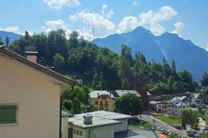 uma vista para uma cidade com uma montanha ao fundo em Nonna Clara, monolocale em Pieve di Cadore
