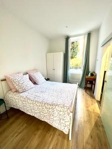 um quarto com uma cama grande e uma janela em Le Gamay - Charmant T2 avec parking et Terrasse em Châtel-Guyon
