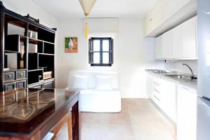 Kuchyňa alebo kuchynka v ubytovaní Exclusive apt with stunning patio in the center