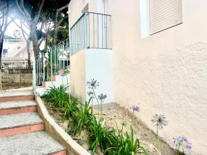 eine Treppe, die zu einem Haus mit Blumen führt in der Unterkunft Apartamentos Luxury Mazagón in Palos de la Frontera