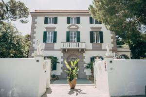 una casa con una puerta delante de ella en Villa Giulietta Hotel en Castiglioncello