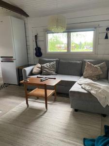 sala de estar con sofá y mesa de centro en Summer Cottage with boat en Hudiksvall