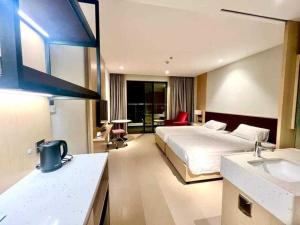 een hotelkamer met een bed en een wastafel bij Spring Home in Cam Lâm