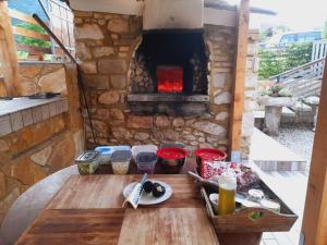 una mesa con un horno de piedra con comida. en Villa Sofia, en Pettorano sul Gizio