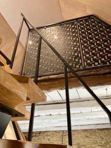 een metalen trap met een bank en een houten bij La cachette sarladaise in Sarlat-la-Canéda