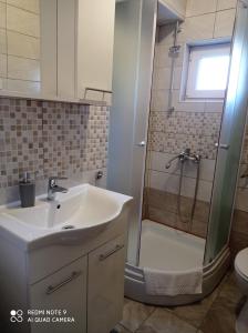 y baño con lavabo y ducha. en Apartments Panorama, en Korčula