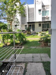 een uitzicht op een tuin met een huis bij Pool Smart Tv Wifi 3 aircond room Jitra Kolej Height Utara in Jitra