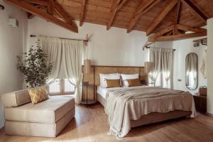 una camera con un grande letto e una sedia di Villa Frontale a Kallithea