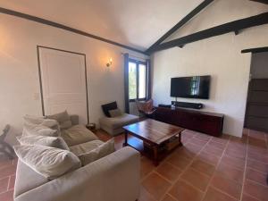 uma sala de estar com um sofá e uma mesa de centro em Ar de Vie villa chaleureuse en Provence em Ventabren