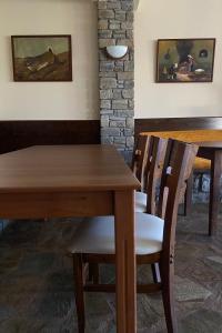 Restauracja lub miejsce do jedzenia w obiekcie Ξενώνας Ράπτης