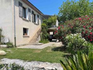 um edifício com um quintal com flores e plantas em Ar de Vie villa chaleureuse en Provence em Ventabren