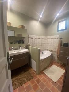 uma casa de banho com uma banheira e um lavatório em Ar de Vie villa chaleureuse en Provence em Ventabren