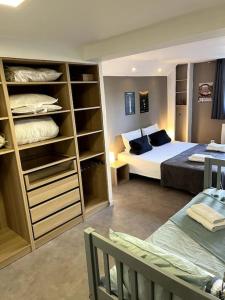 um quarto com um quarto com uma cama e uma cama e prateleiras em Ar de Vie villa chaleureuse en Provence em Ventabren