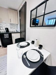 倫敦的住宿－Central Studio Like a Hotel Room，一张带盘子和餐具的白色桌子