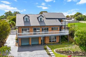 una vista aérea de una casa con techo en Sunset Retreat with Water Views, en Lakes Entrance