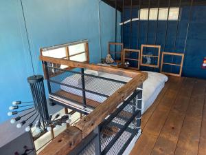 a room with a bunk bed and a blue wall at 樂宅 1960 包棟民宿 in Tainan