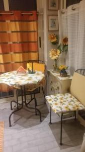 einen Tisch und zwei Stühle in einem Zimmer in der Unterkunft Acero Rosso B&B apartment in San Lazzaro di Savena