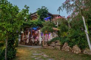 una casa con una valla y un patio con árboles en Mare MaravellaThis is the Live en Tordera