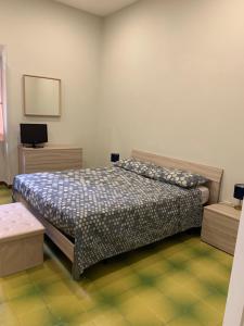 ein Schlafzimmer mit einem Bett und einem TV in der Unterkunft Vesuvio House in Boscoreale