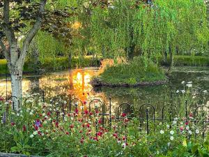 un estanque en un parque con flores y árboles en The Hive - Uk44558, en Plaistow