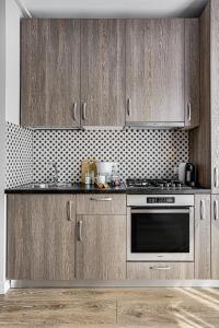 Kuchyň nebo kuchyňský kout v ubytování ARI Olive Apartment near Atrium & AFI Mall