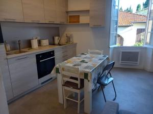 O bucătărie sau chicinetă la Studio refait récemment rue des artistes à Fréjus