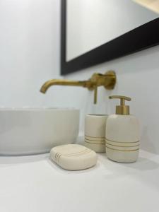 a bathroom counter with a sink and a faucet at Suite en el corazón de Doñana in El Rocío