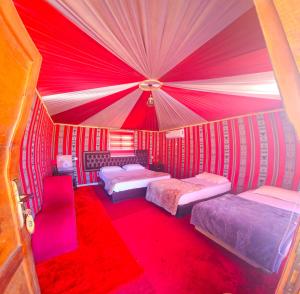 Postel nebo postele na pokoji v ubytování Rum Titanic Camp