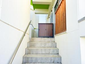 un televisor sentado en la parte superior de un conjunto de escaleras en SumiwaHouse, en Yomitan