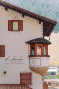 a building with a balcony with a window at Residence L'Arcobi in Livigno
