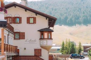 uma casa com uma varanda com vista para uma montanha em Residence L'Arcobi em Livigno