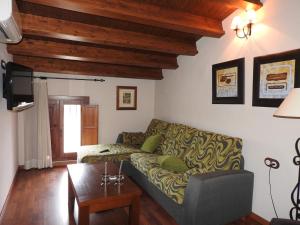 een woonkamer met een bank en een tafel bij Casa Arcadio in Villar de Canes