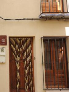 een gebouw met een deur met een gordijn erop bij Casa Arcadio in Villar de Canes