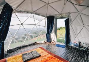 Habitación con cama en una tienda geodésica en Ahcnng Camp, en Mon Jam 13 fotos más