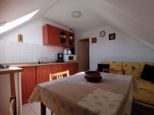 ザマールディにあるApartment in Zamardi/Balaton 20348のテーブル付きのキッチン、ソファ付きのキッチンが備わります。