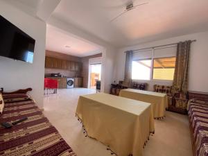 ein Wohnzimmer mit einem Tisch und einer Küche in der Unterkunft La perla 