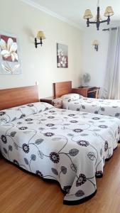 2 camas en una habitación de hotel con colcha en Flor Do Douro en Miranda do Douro