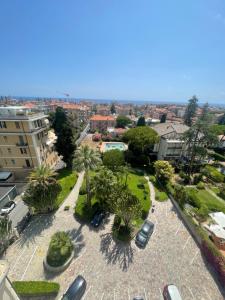 an aerial view of a park with palm trees and buildings at APPARTAMENT LONDON PARK in Bordighera