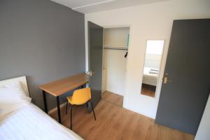 1 dormitorio con cama, escritorio y mesa en Hamilton House -3 bed Close to Town, Drive Parking, 2 toilets, en Newcastle