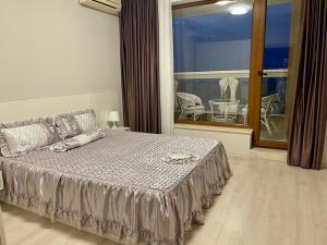 Säng eller sängar i ett rum på La Mer spacious Apartment with a Sea View