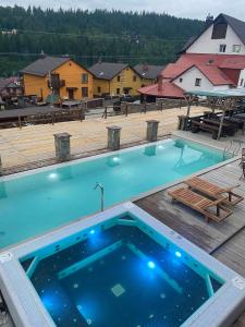 uma grande piscina no meio de um quintal em Гук ресторанно-готельний комплекс em Bukovel