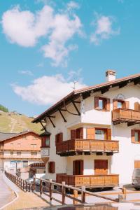 un edificio con balcones en un lateral en Residence L'Arcobi en Livigno