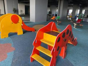 een kinderspeelplaats met kleurrijke meubels in een gebouw bij Simfoni Tower 3R2B 8pax @C180@Chr Trader Square in Seri Kembangan