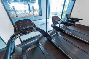 O centro de fitness e/ou as comodidades de fitness de Simfoni Tower 3R2B 8pax @C180@Chr Trader Square